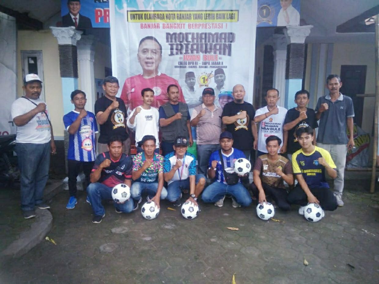 Pengurus SSB Kota Banjar difoto bersama usai menerima bantuan bola sepak di Kota Banjar.