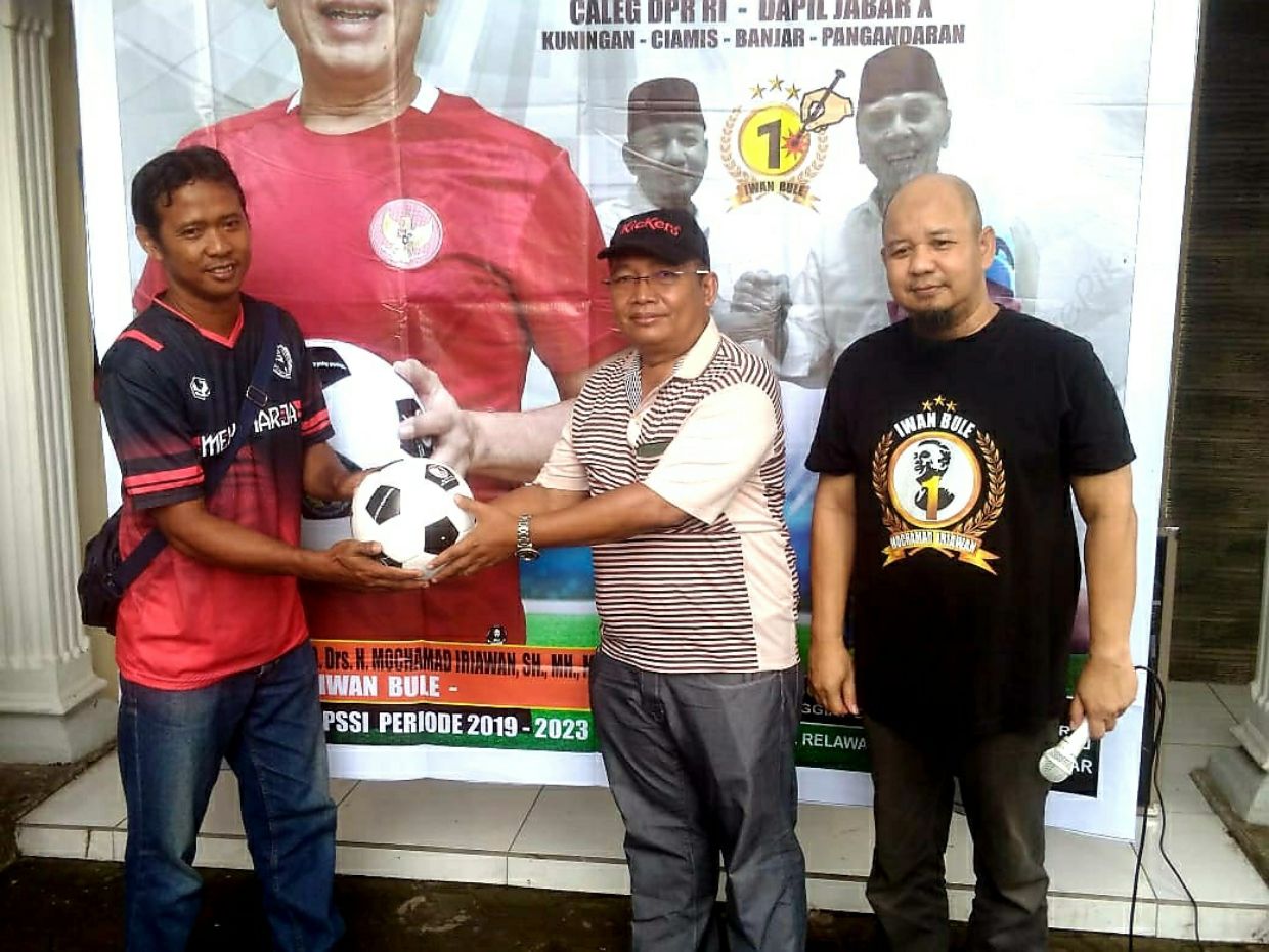 Relawan Prabowo - Iwan Bule, Soedrajat Argadiredja dampingi pembagian bola sepak kepada SSB di Kota Banjar