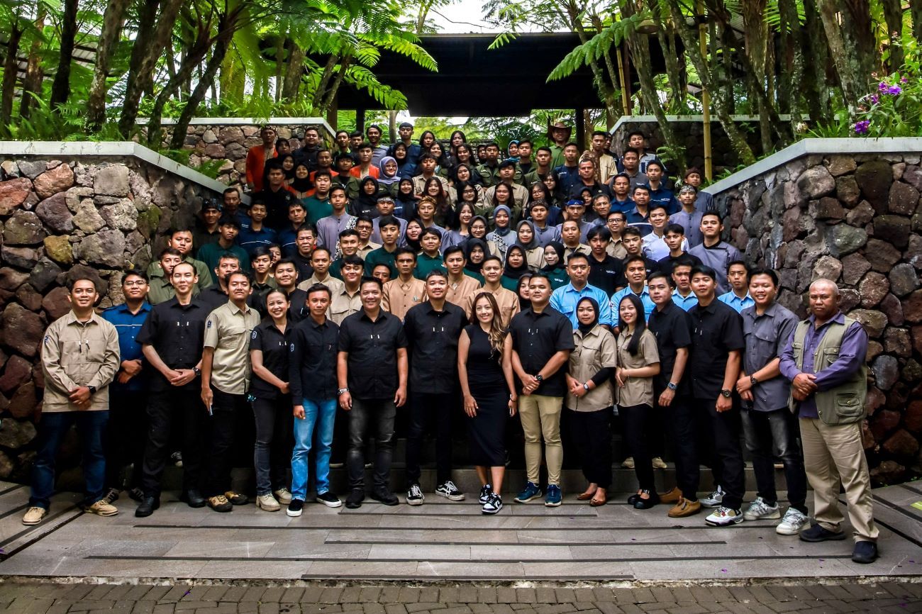 Jajaran pimpinan dan karyawan saat merayakan Dusun Bambu yang ke 10
