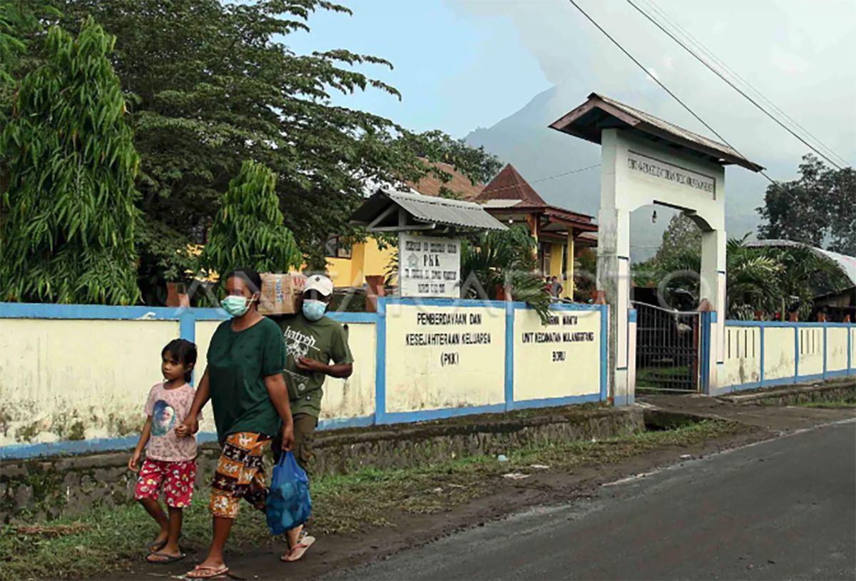 Sejumlah pengungsi dampak erupsi Gunung Lewotobi menuju posko pengungsian di Kecamatan Wulanggitang, Kabupaten Flores Timur, NTT, Kamis (4/1/2024). Sebanyak 2.487 jiwa pengungsi erupsi Gunung Lewotobi berada di tempat pengungsian yang tersebar di 11 titik lokasi penampungan sementara.
