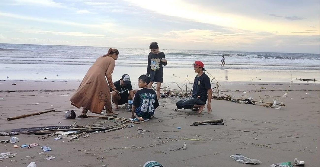 tempat wisata Pantai Barat Pangandaran tiba-tiba berubah menjadi kotor dan banyak sampah, Selasa 16 Januari2024 siang.*/Kabar Priangan/Kiki Masduki 
