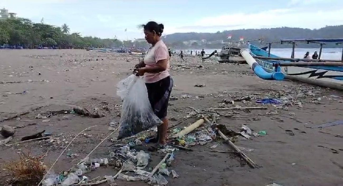 Sejumlah pemulung barang bekas, mengais rezeki di Pantai Barat Pangandaran yang dipenuhi sampah, Selasa 16 Januari 2024 sore.*/Kabar Priangan/Kiki Masduki