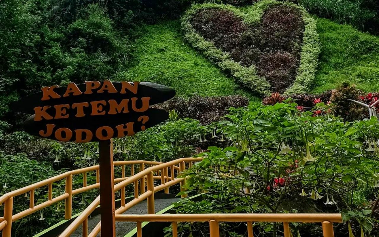 Srambang Park Ngawi, yang terletak di Desa Girimulyo, Kecamatan Jogorogo, Kabupaten Ngawi, Jawa Timur, merupakan destinasi wisata unggulan yang menawarkan pengalaman seru dan menarik bagi para pengunjung. 