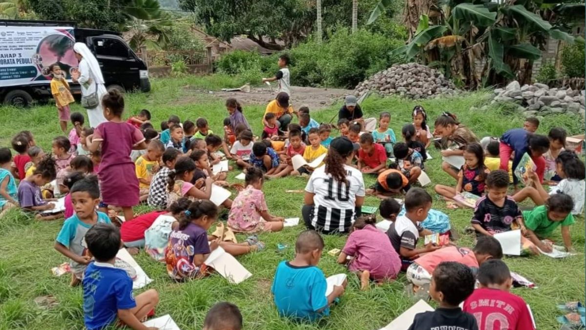 Para guru di Flores Timur saat memberikan trauma healing kepada anak-anak korban erupsi Gunung Lewotobi Laki-laki.
