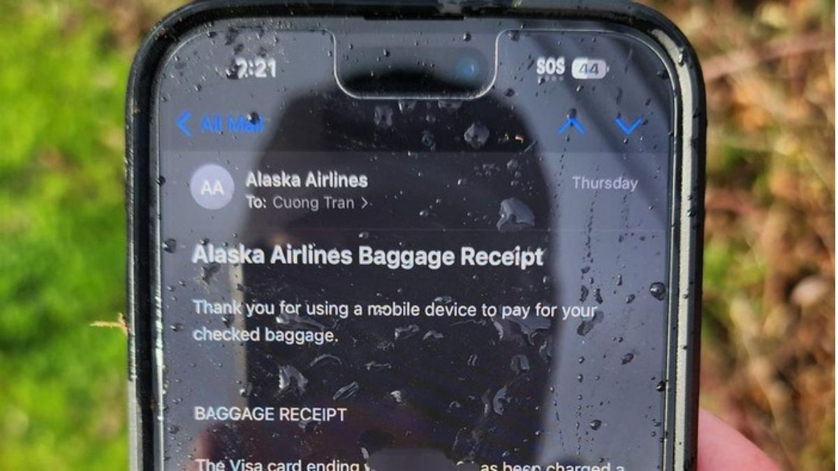iPhone ini jatuh dari ketinggian 16 ribu kaki akibat pintu pesawat jebol. Tapi iphone tetap masih selamat.