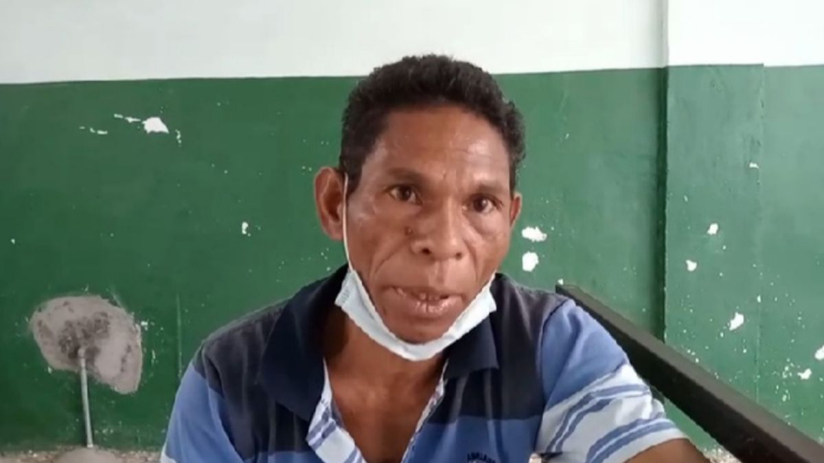 Alfonsius Ponsi, warga Desa Natakoli yang sedang menjaga keluarganya yang sakit di RSUD TC Hillers Maumere.