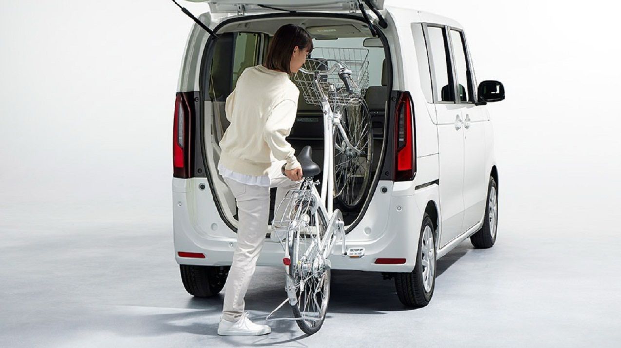 Lini produk Honda N-Box Series pertama, Honda N-Box, diluncurkan pada Desember 2011 dengan menawarkan ruang kabin yang lapang.*/   