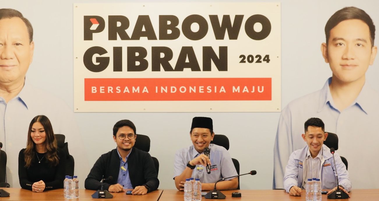  Komandan TKN Pemilih Muda (Fanta) Prabowo-Gibran, Arief Rosyid Hasan (peci hitam). 
