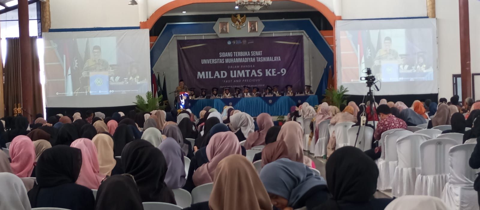 Ketua BPH Umtas Prof.Yadi memberi arahan pada acara sidang terbuka senat Universitas Muhammadiyah Tasikmalaya dalam rangka Milad Umtas ke 9.*