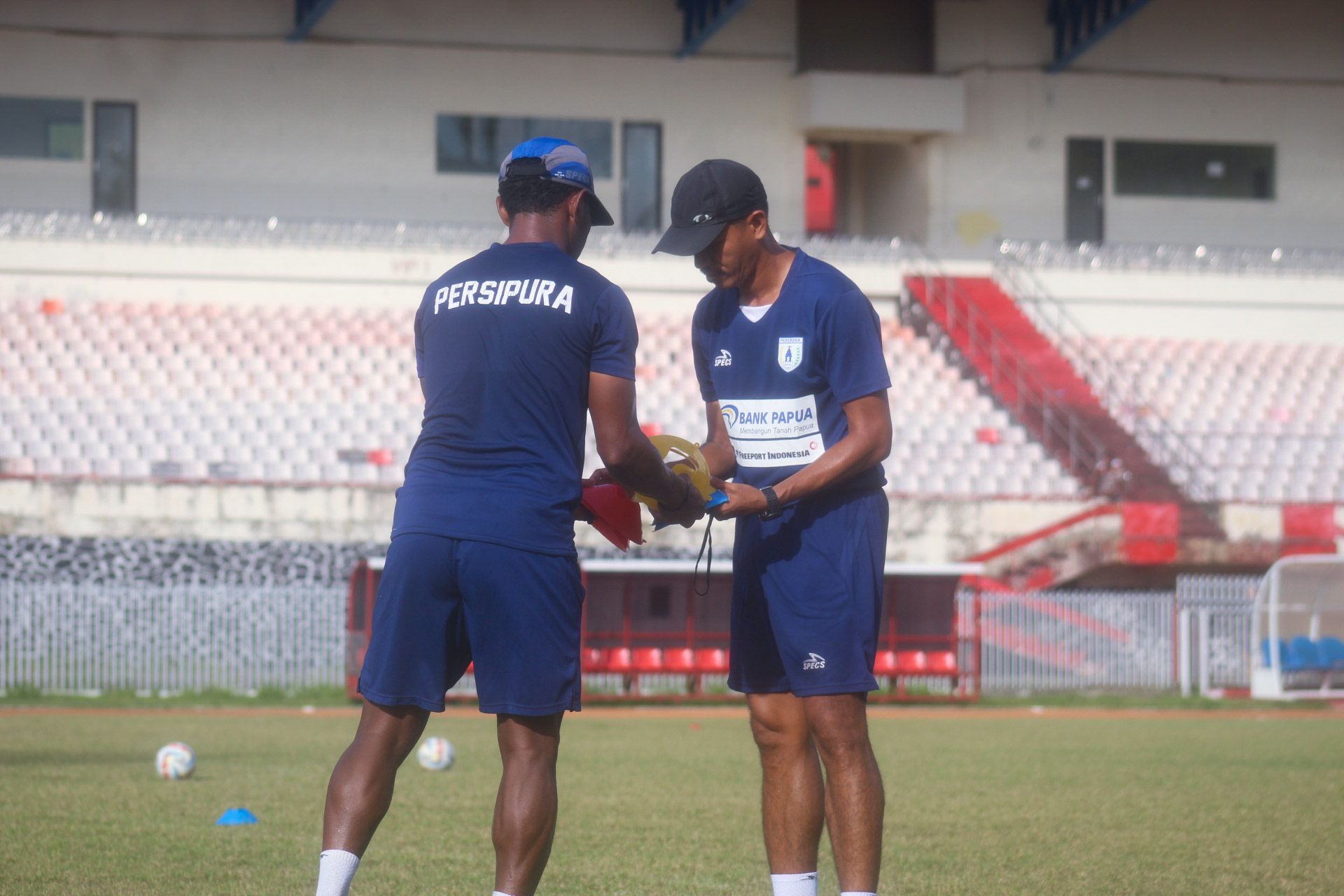 Pelatih kepala Persipura Jayapura Ricardo Salampessy bersama asisten pelatihnya Izaak Wanggai (Portal Papua) Silas Ramandey