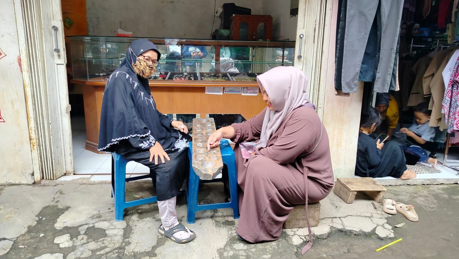 Sepi pembeli, ibu-ibu di Pasar Cijulang, Kecamatan Cijulang, Kabupaten Pangandaran, Jawa Barat, tampak asyik bermain congkak, Jumat 19 Januari 2024.*/Kabar Priangan/Kiki Masduki 