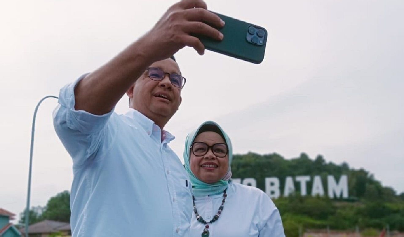 Capres nomor urut 01, Anies Baswedan foto selfie di Welcome To Batam, lokasi baliho Prabowo yang dicopot Bawaslu.
