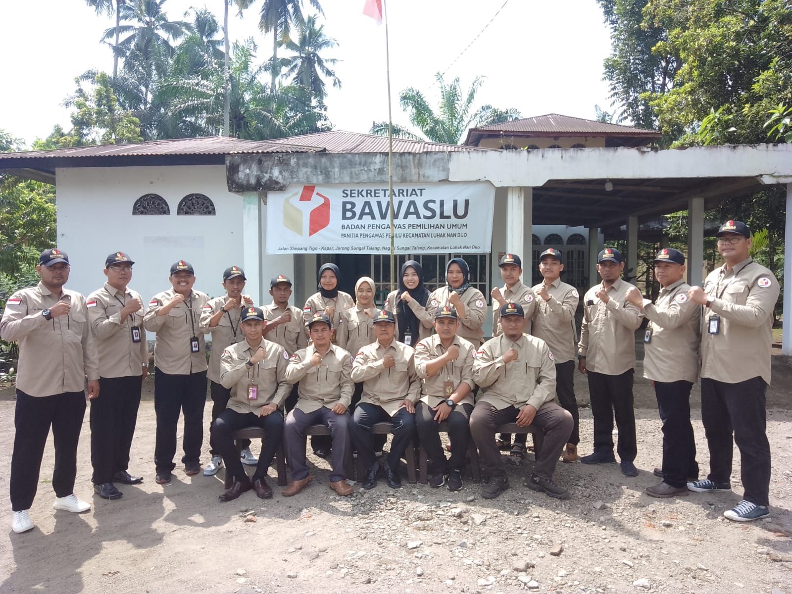 Foto bersama komisioner Panwascam Kecamatan Luhak Nan Duo