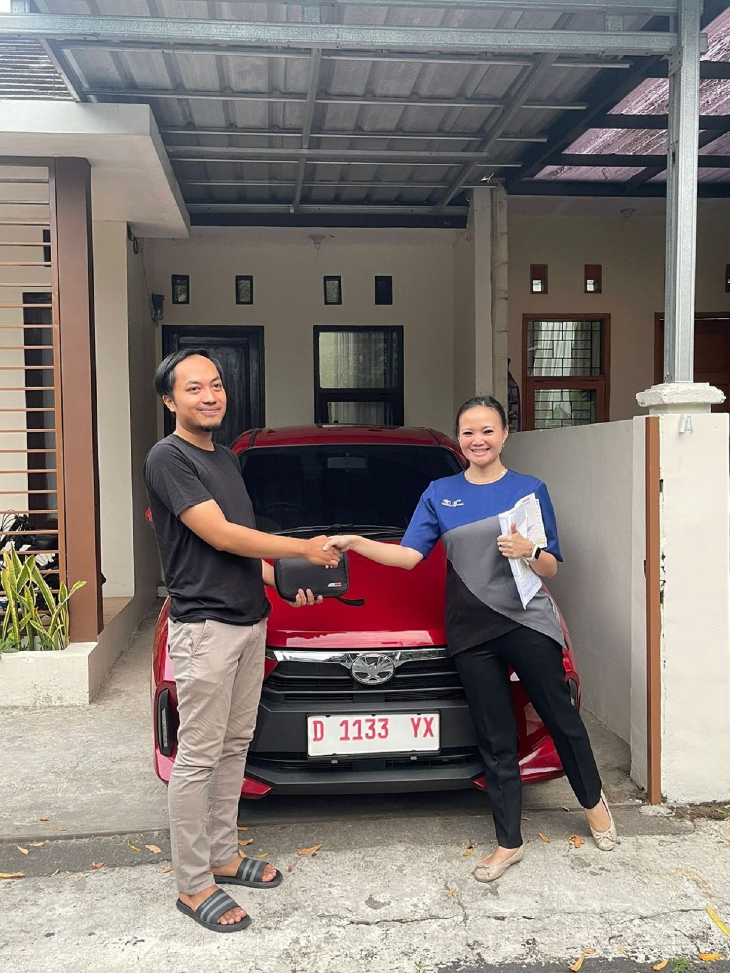 Seorang konsumen asal Bandung, yang memanfaatkan momentum Program Serbu Auto2000 dengan membeli satu unit mobil Toyota.*/ 