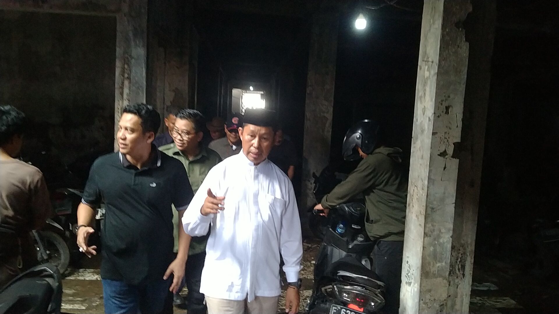Pj Bupati Bogor Asmawa Tosepu ketika melihat langsung kondisi pasar Leuwiliang yang gelap gulita usaiterbakar 