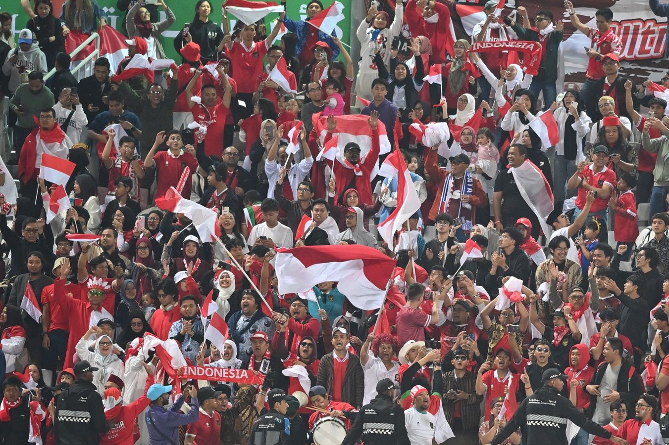 Suporter Timnas Indonesia berselebrasi usai laga Indonesia melawan Vietnam pada laga kedua penyisihan grup D Piala Asia 2023 di Stadion Abdullah Bin Khalifah, Doha, Qatar, Jumat, 19 Januari 2024. Indonesia menang 1-0 atas Vietnam.