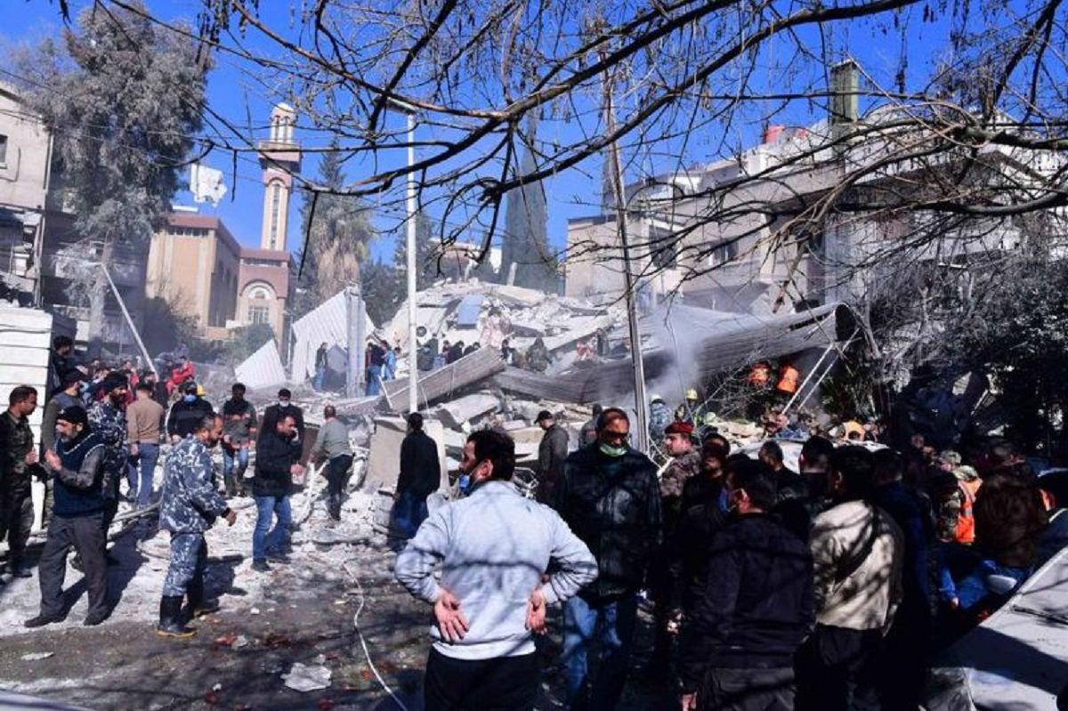 Orang-orang berkerumun di dekat sebuah bangunan tempat tinggal yang hancur di Damaskus, Suriah, pada 20 Januari 2024./Xinhua/Ammar Safarjalani