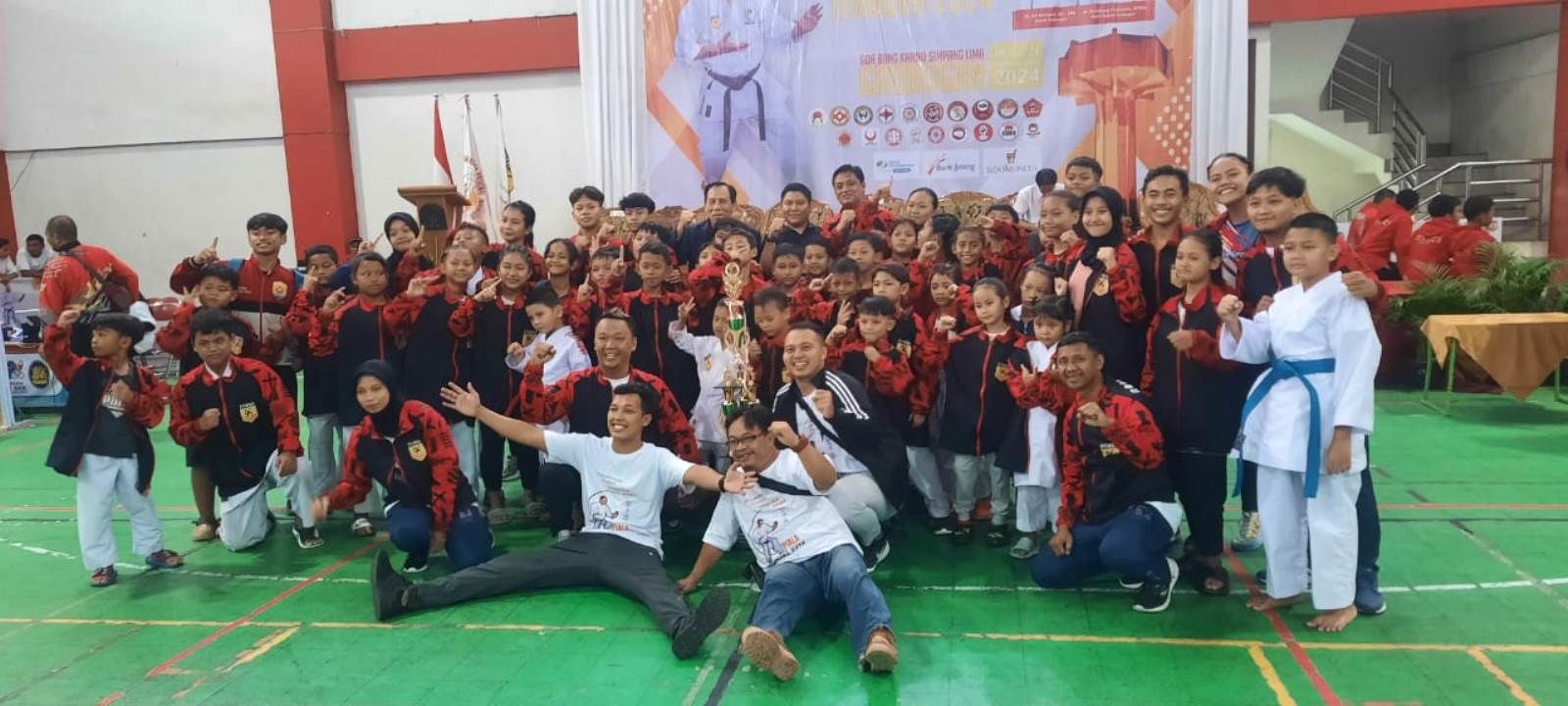 Skuad Karate FORKI Grobogan yang berhasil meraih medali terbanyak di Kejurprov Karate Piala Bambang Raya.