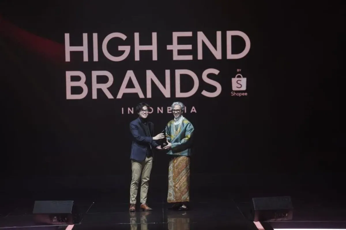 Kolaborasi antara Shopee dengan desainer-desainer terbaik tanah air, melalui fitur High-End Brands Indonesia By Shopee (HEB) yang mewadahi produk-produk dari brand dan perancang busana ternama di Indonesia. (Dok. Istimewa)