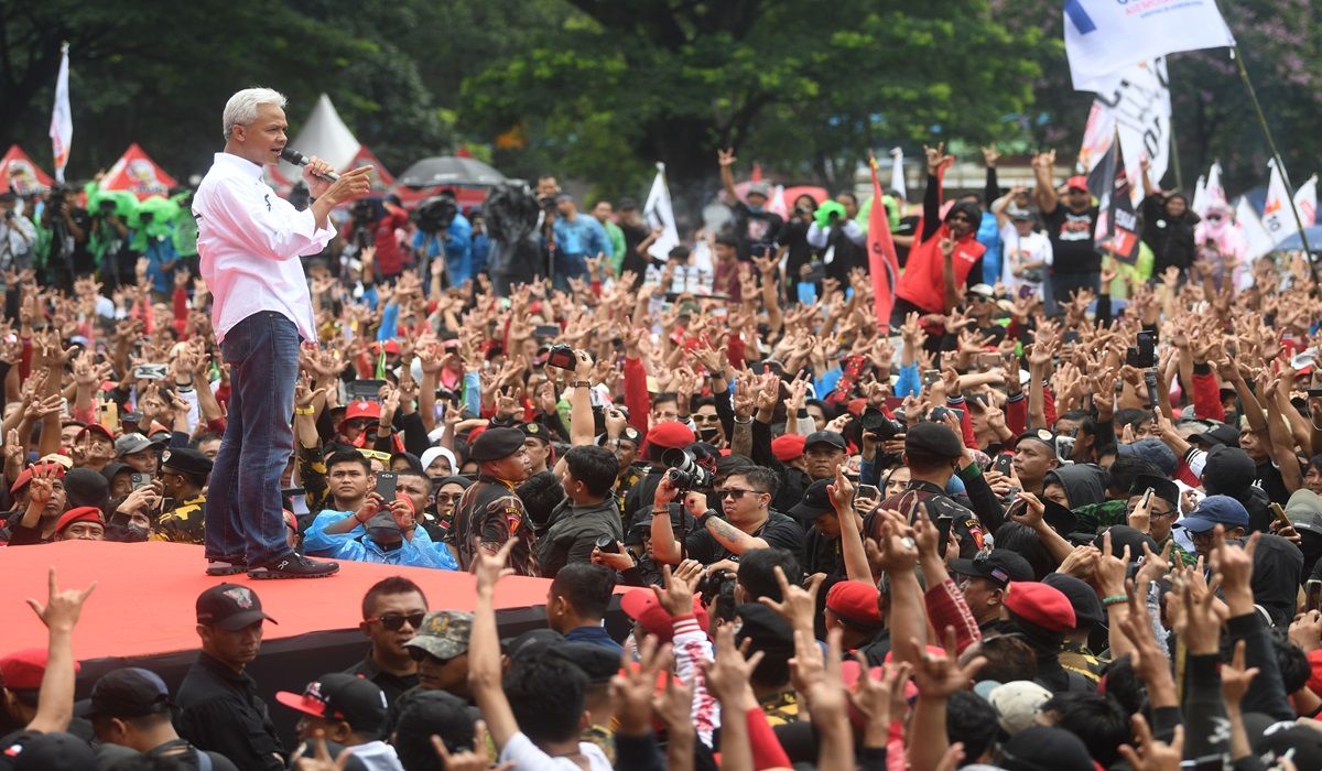 Calon presiden nomor urut 3 Ganjar Pranowo berorasi saat kampanye terbuka perdana bertajuk Hajatan Rakyat di Lapangan Tegalega, Bandung, Jawa Barat, Minggu (21/1/2024).