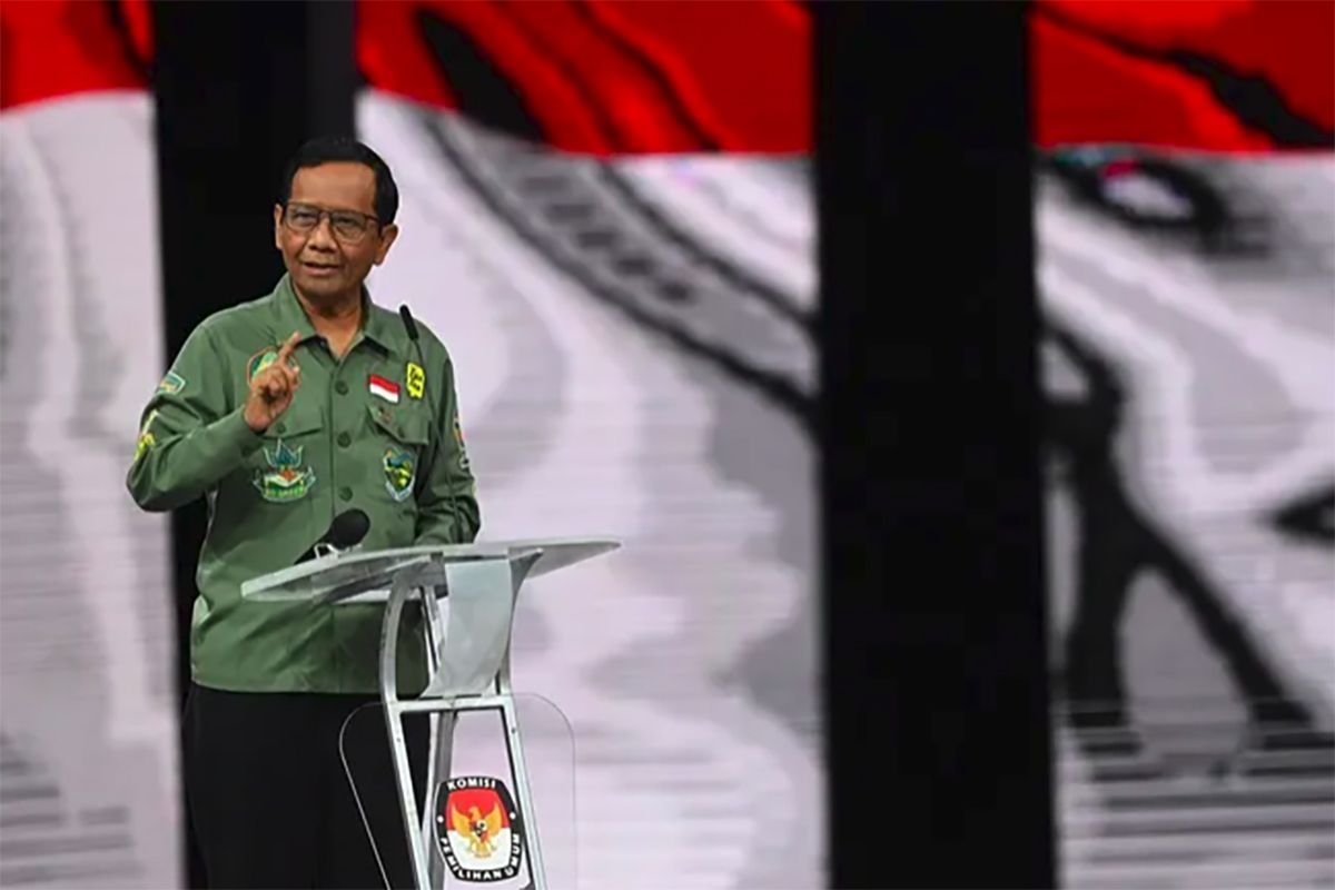 Cawapres nomor urut 3 Mahfud MD menyampaikan pandangannya saat Debat Keempat Pilpres 2024 di Jakarta Convention Center (JCC), Jakarta, Minggu (21/1). 