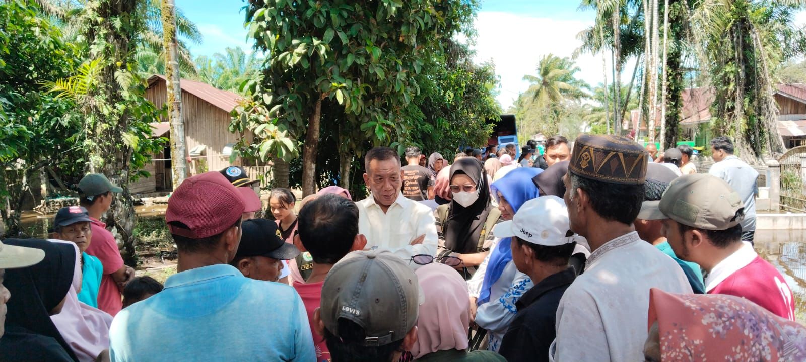 Bupati Pesisir Selatan, Rusma Yul Anwar saat menyerahkan bantuan ke Korban banjir / marawatalk / ist