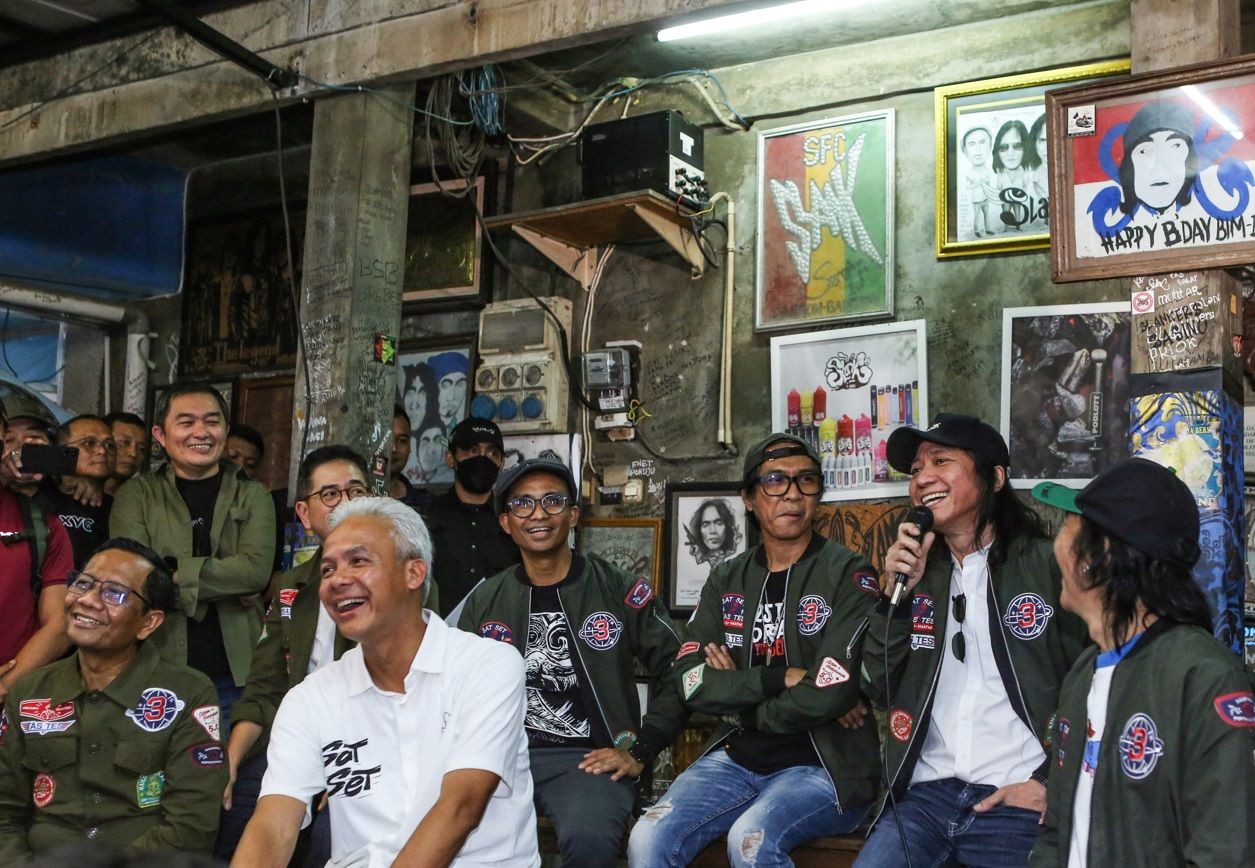 Personel grup musik Slank bersama pasangan capres-cawapres nomor urut 3 Ganjar Pranowo dan Mahfud MD menyampaikan pendapat saat deklarasi dukungan di jalan Potlot, Jakarta pada Sabtu, 20 Januari 2024.