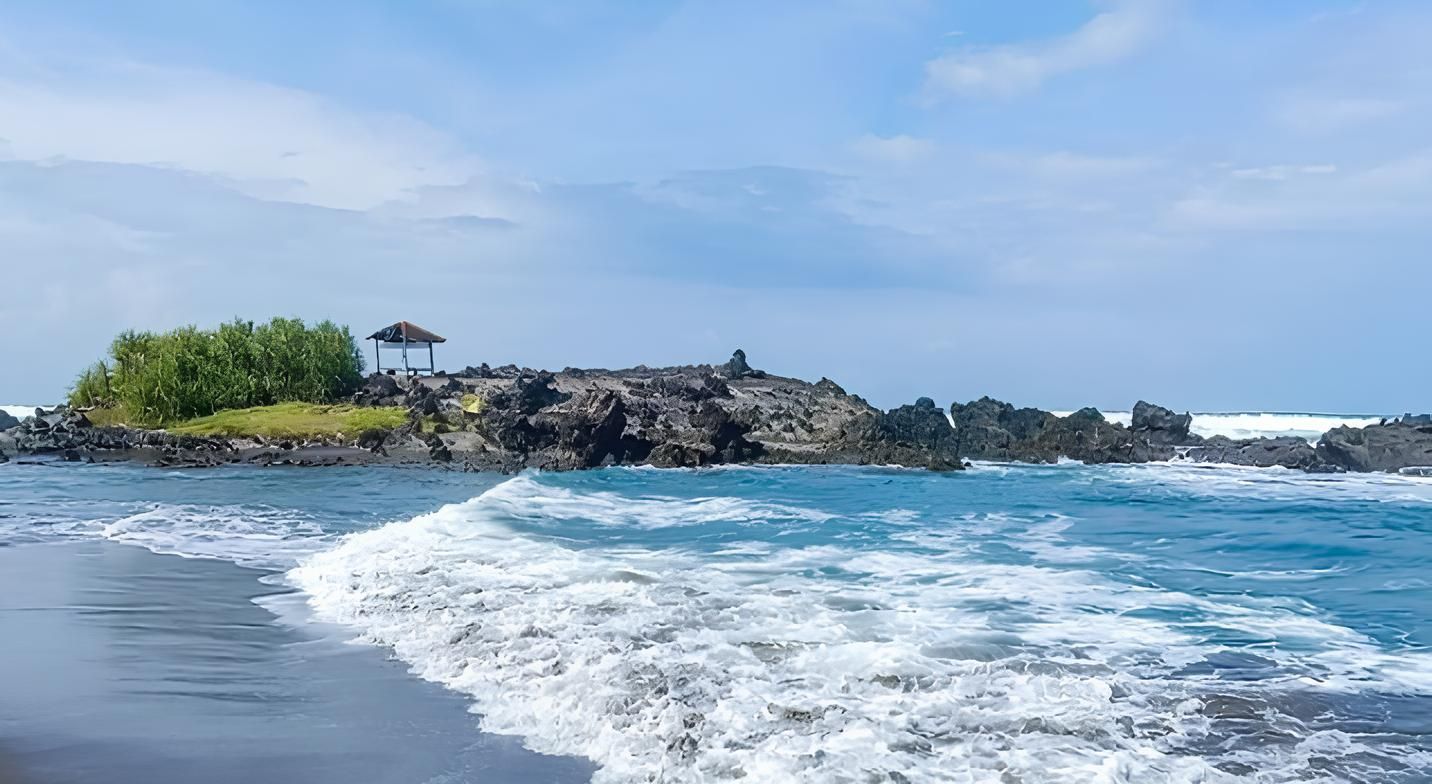 Pantai Karang Paranje beralamat di Desa Karyasari, Kecamatan Cibalong, Kabupaten Garut, Jawa Barat