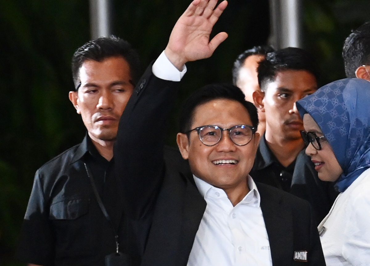 Calon wakil presiden nomor urut 1 Muhaimin Iskandar melambaikan tangan saat tiba di lokasi Debat Keempat Pilpres 2024 di Jakarta Convention Center (JCC), Jakarta, Minggu (21/1/2024).