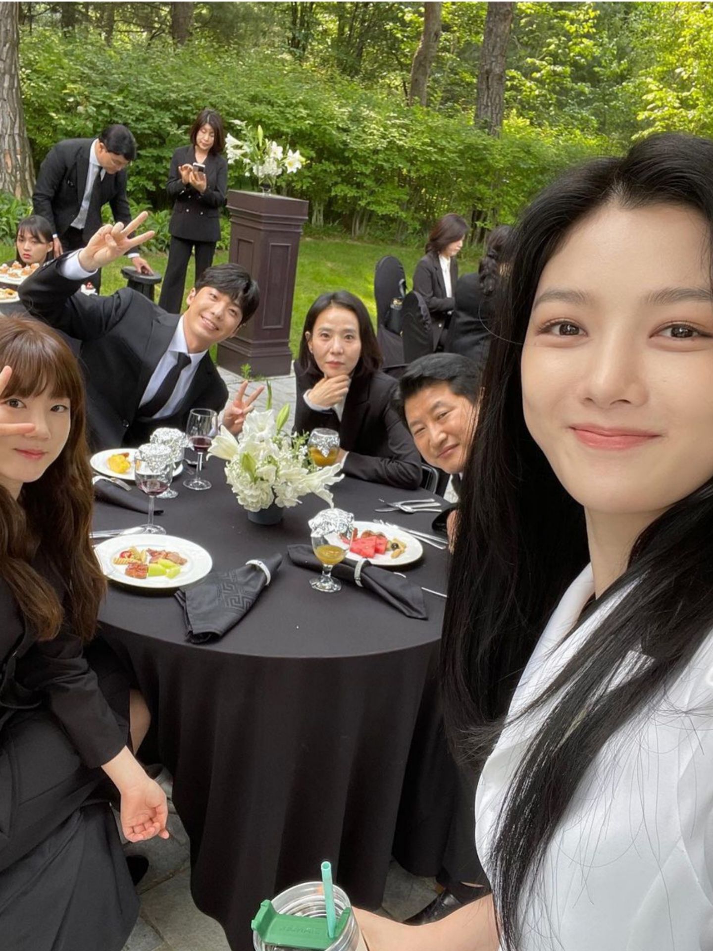 Kim Yoo-jung Mengucapkan Selamat Tinggal kepada Pemeran dan Kru 'My Demon'