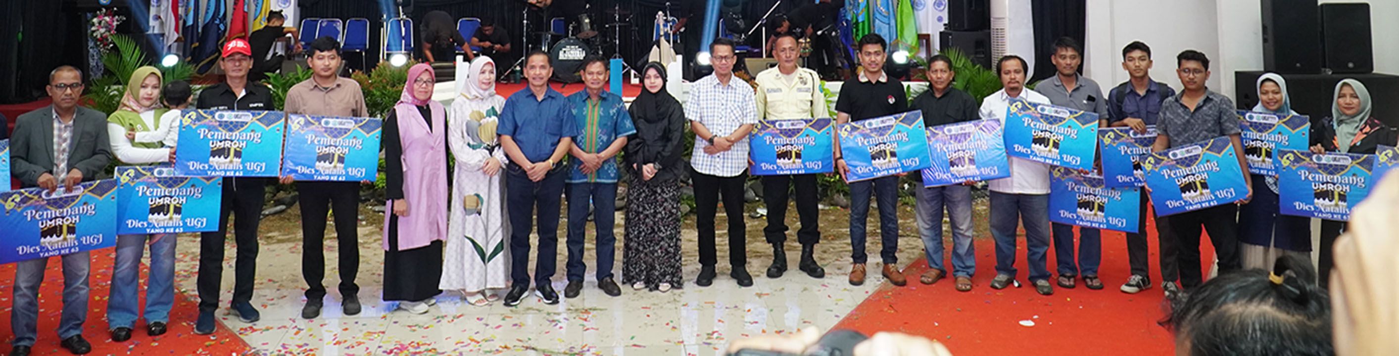 Para pemenang undian umroh UGJ Cirebon saat foto bersama.*