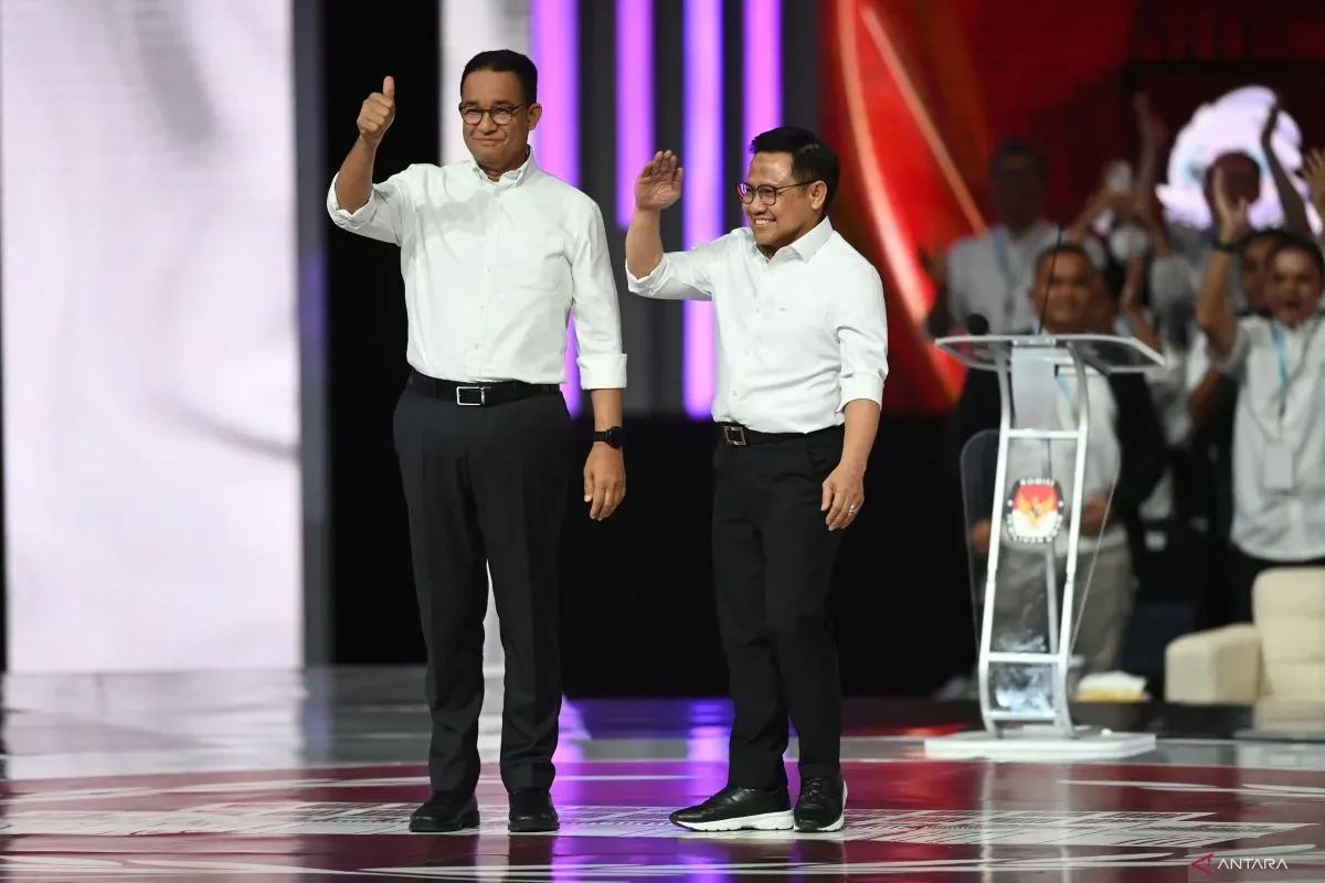 Capres-cawapres nomor urut 1 Anies Baswedan (kiri) dan Muhaimin Iskandar (kanan) tiba di lokasi Debat Keempat Pilpres 2024 di Jakarta Convention Center (JCC), Jakarta, Minggu (21/1/2024). 
