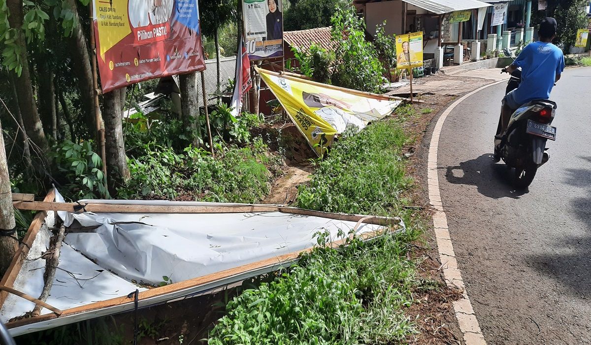 Keberadaan sejumlah alat peraga kampanye Pemilu 2024 di wilayah Kabupaten Bandung Barat membahayakan warga. Selain dipasang cenderung serampangan di tepi jalan.