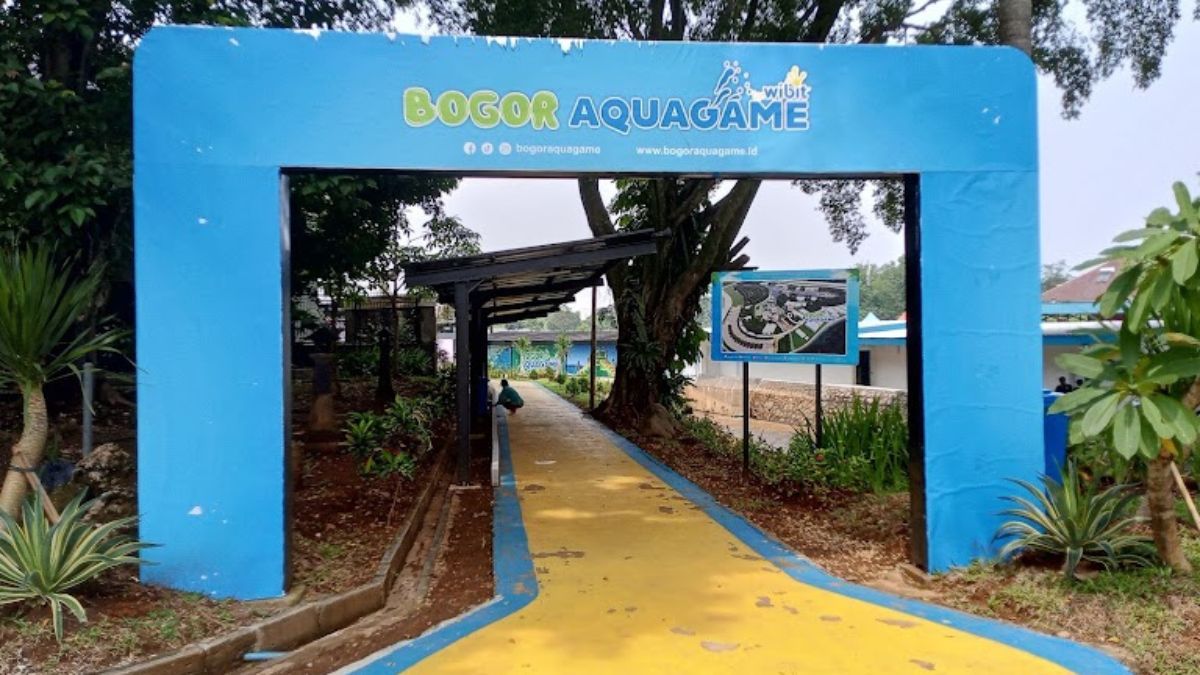 Pintu masuk ke Bogor Aquagame, wisata outdoor dengan nuansa main air di Kota Bogor.
