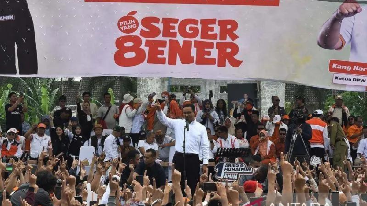 Calon presiden nomor urut satu Anies Baswedan saat kampanye akbar di Lapangan Stadion Mini Cikarang, Jawa Barat, Senin (22/1/2024).