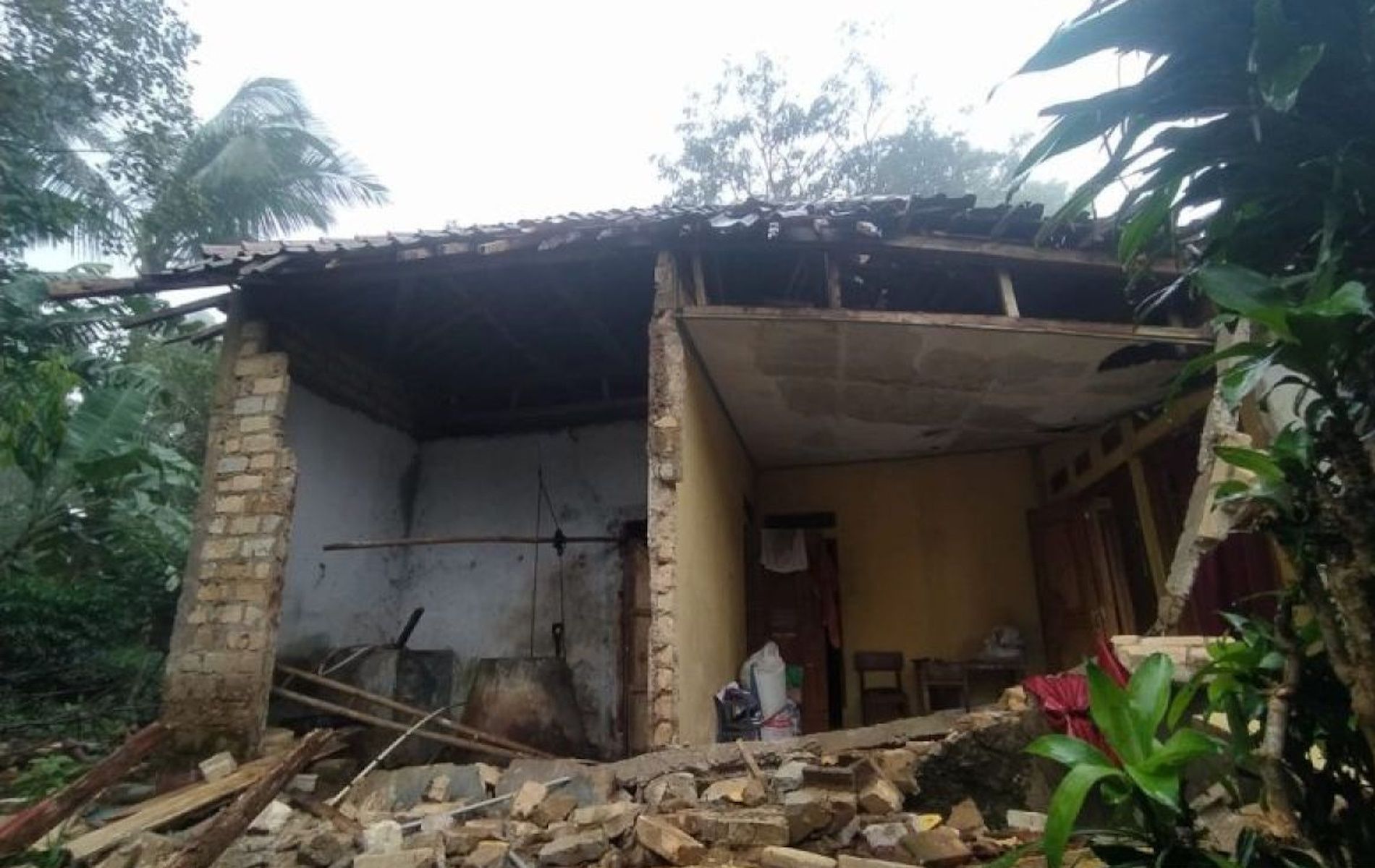 /Foto: Kondisi rumah seorang warga di Kampung Pasirangin, RT 07/03, Desa Mekarjaya, Kecamatan Ciemas, Kabupaten Sukabumi, Jabar tampak rusak pada bagian depannya karena diterjang angin puting beliung pada Sabtu (19/1/2024).
