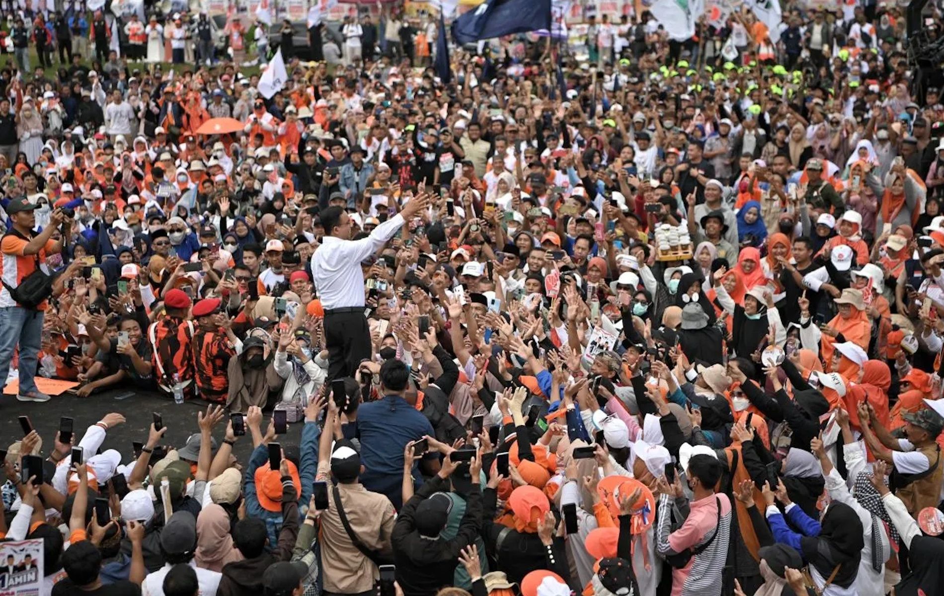Calon presiden nomor urut satu Anies Baswedan saat kampanye akbar di Lapangan Stadion Mini Cikarang, Jawa Barat, Senin (22/1/2024).