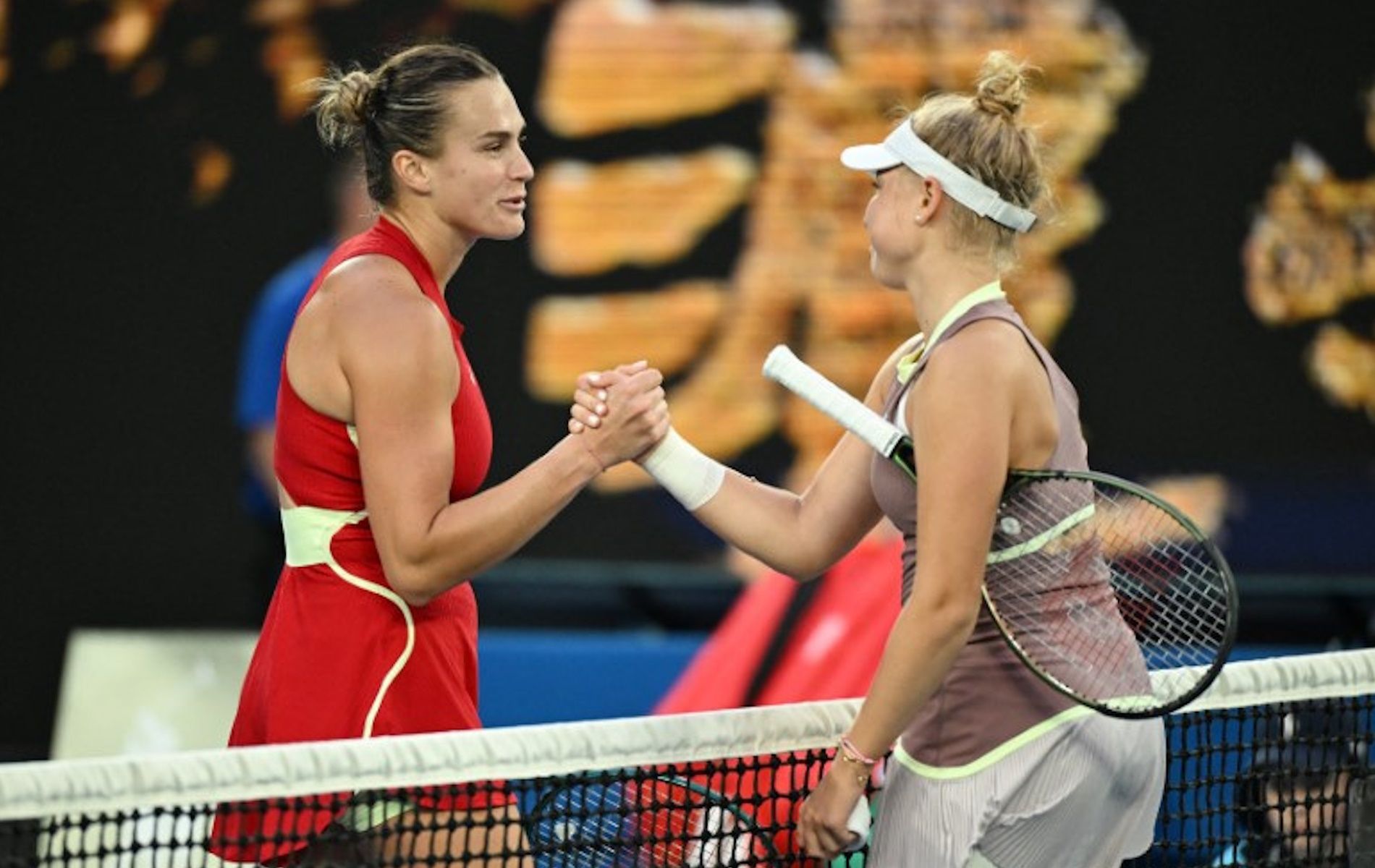 Petenis Belarusia Aryna Sabalenka bersalaman dengan petenis Republik Ceko Brenda Fruhvirtova usai menang pertandingan putaran kedua Australian Open, Rabu, 17 Januari 2024.