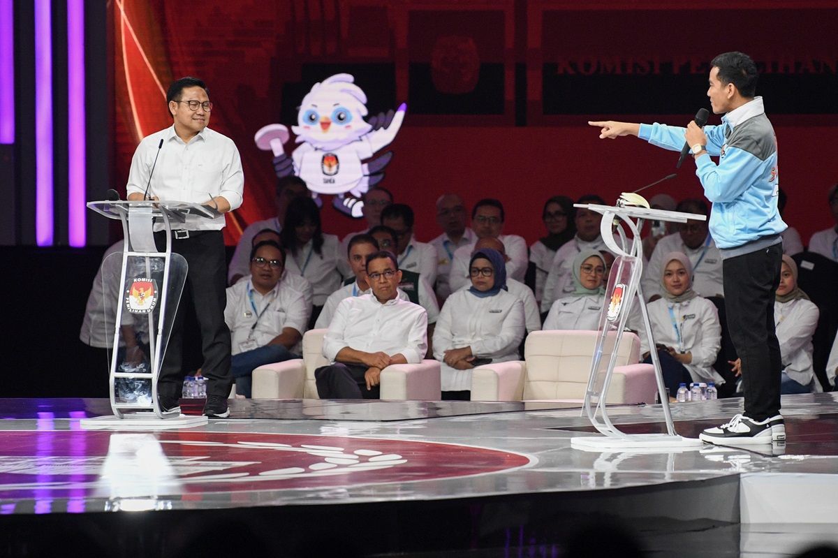 Muhaimin Iskandar dan Gibran Rakabuming Raka tampil dalam sesi tanya jawab debat cawapres di Jakarta Convention Center (JCC), Jakarta, Minggu (21/1/2024).
