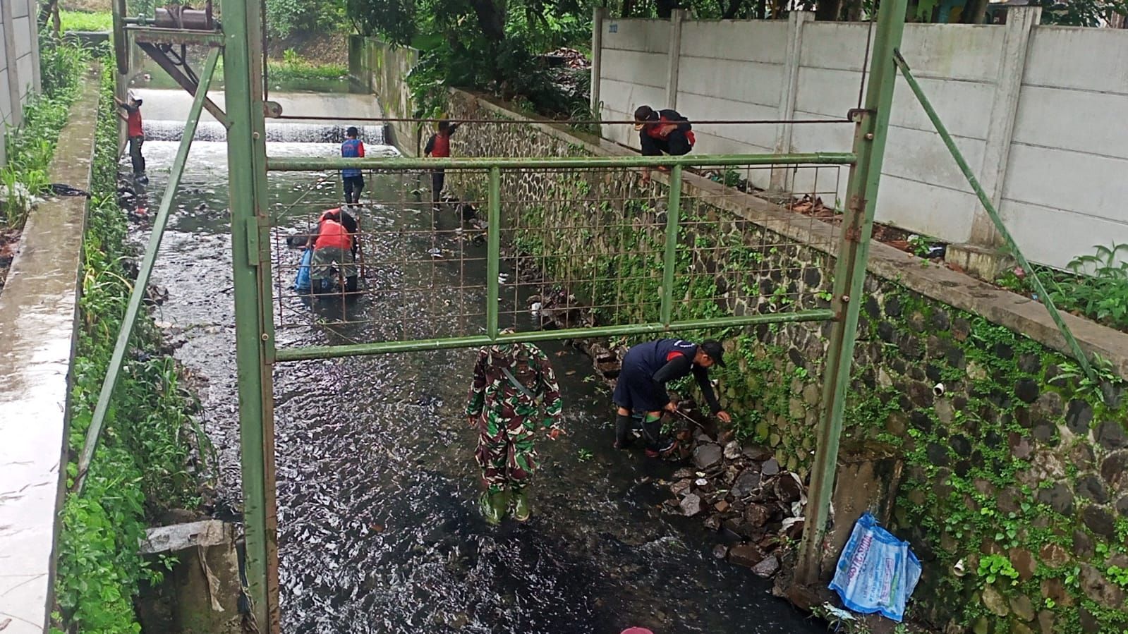 Cegah Penyumbatan, Karungan Sampah Hasil Pembersihan Sektor 22 Citarum ...