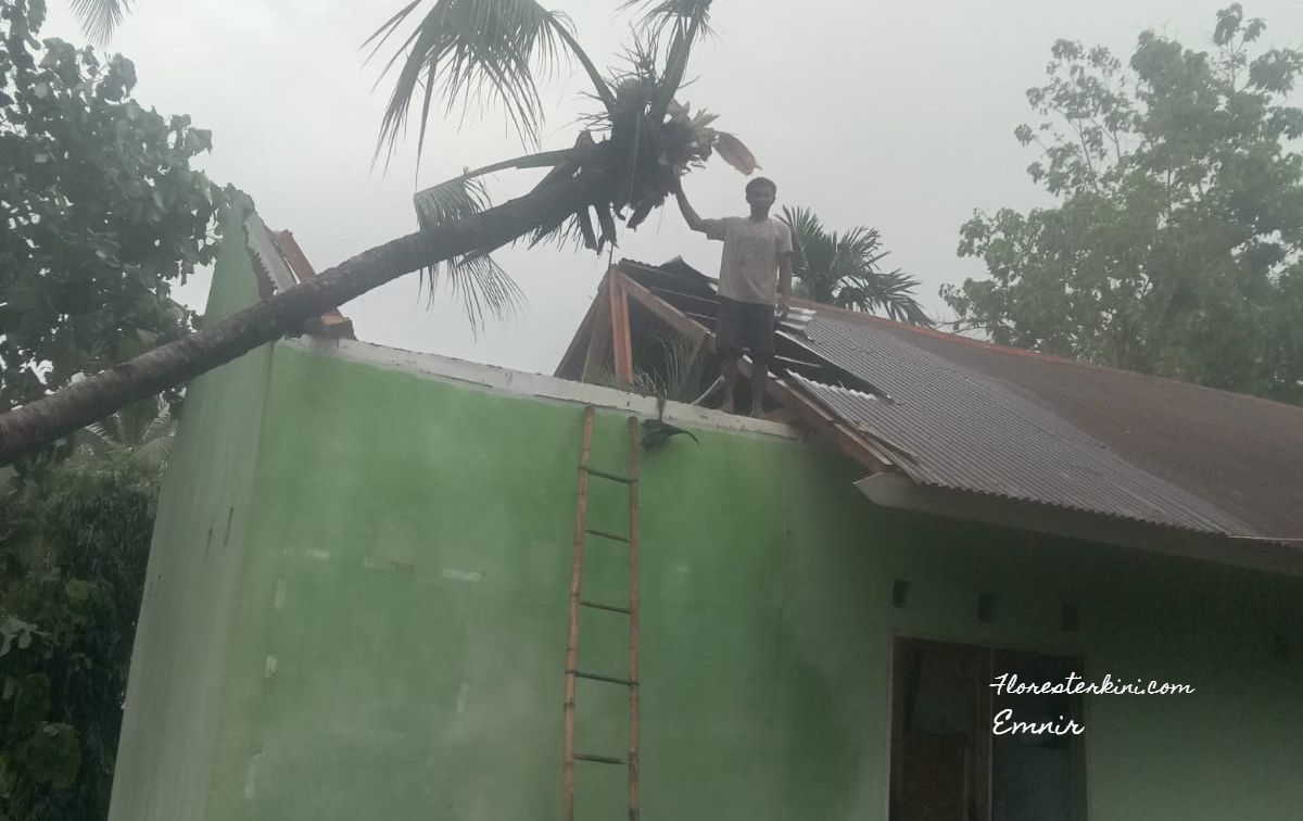 Salah satu fasilitas umum di Desa Ilepadung yang rusak akibat terjangan puting beliung, Senin (22/01/2024).//