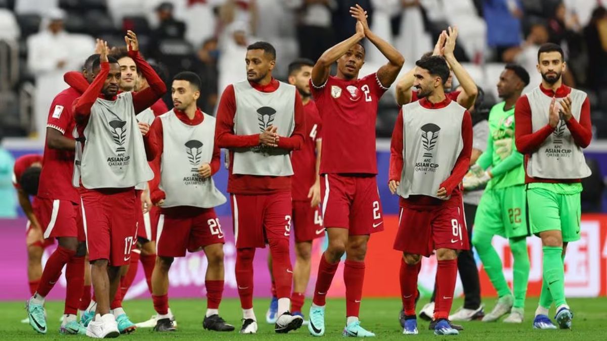 Pemain timnas Qatar melakukan selebrasi setelah pertandingan lawan Tajikistan di Stadion Al Bayt, 17 Januari 2024. 