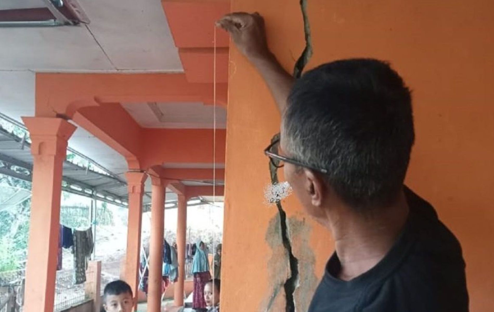 alah seorang warga saat memperlihatkan dinding rumahnya yang retak akibat terdampak bencana pergerakan tanah di Kampung Cikontrang, 005/006, Desa Citamiang, Kecamatan Purabaya, Kabupaten Sukabumi, Jabar, Sabtu (20/1/2024).