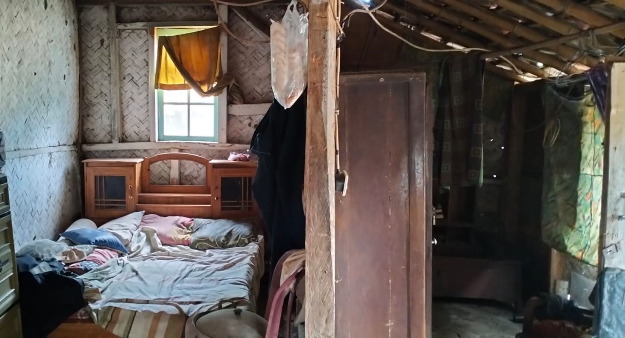 Kondisi rumah Warda yang tinggal di rumah tidak layak huni di Desa Cijemit Kecamatan Ciniru Kuningan.