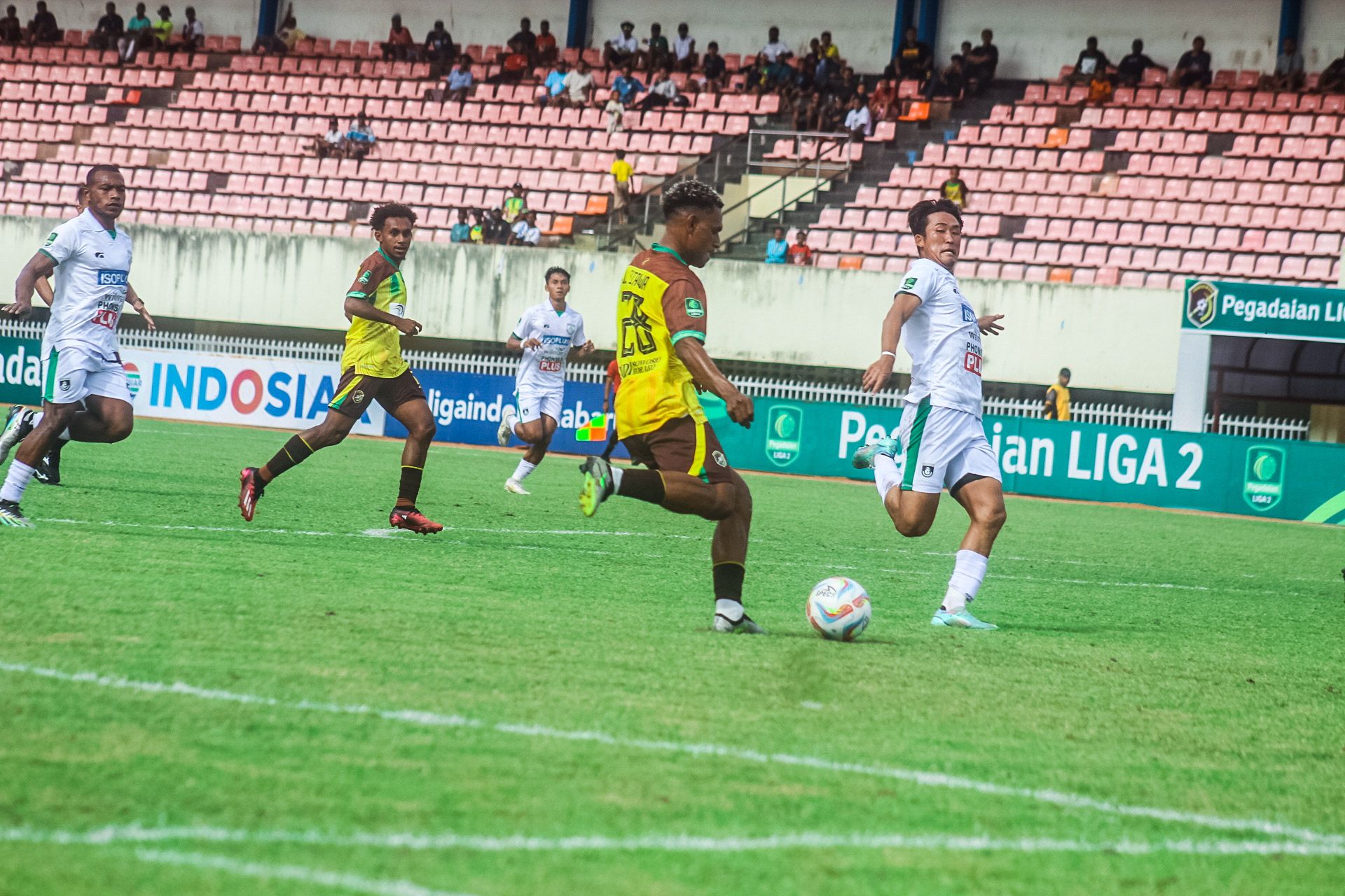 Persewar Waropen ketika menjamu Gresik United di Stadion Mandala, Kota Jayapura, Papua dengan kemenangan untuk tim tamu 1-0 (Portal Papua) Silas Ramandey