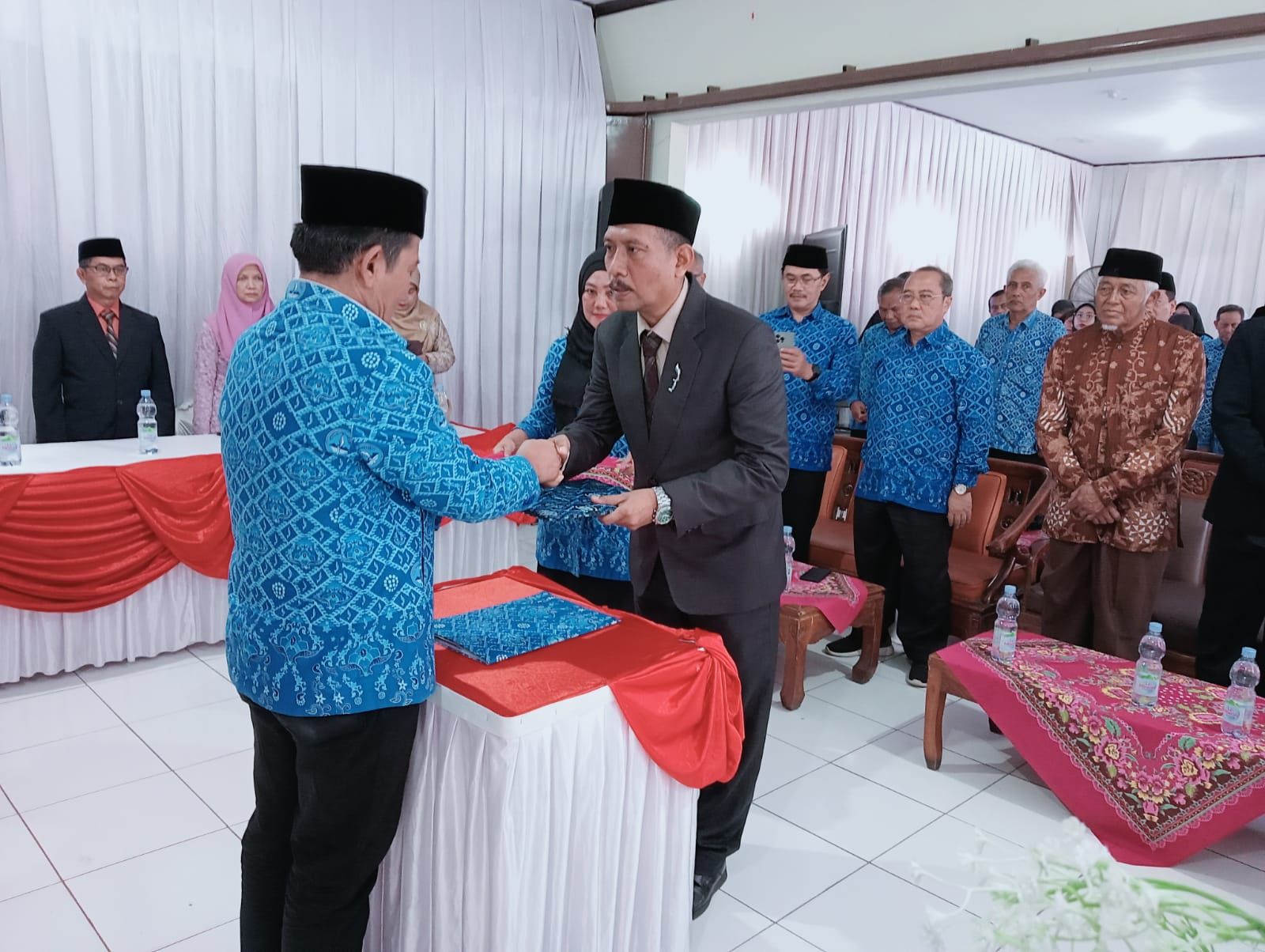 Wakasek Kesiswaan SMA Pasundan 8 Kota Bandung, Iwan Suwanda, S.Pd., MM.,  narima SK ti Ketua YPDM Pasundan nu diangkat jadi Kepala SMA Pasundan 3 Kota Cimahi.