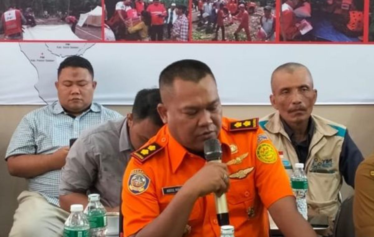 Kepala Kantor Search and Rescue (SAR) Kota Padang, Sumatera Barat (Sumbar), Abdul Malik memaparkan pentingnya pemasangan alat deteksi dini erupsi Gunung Marapi di Padang, Selasa (23/1/2024)