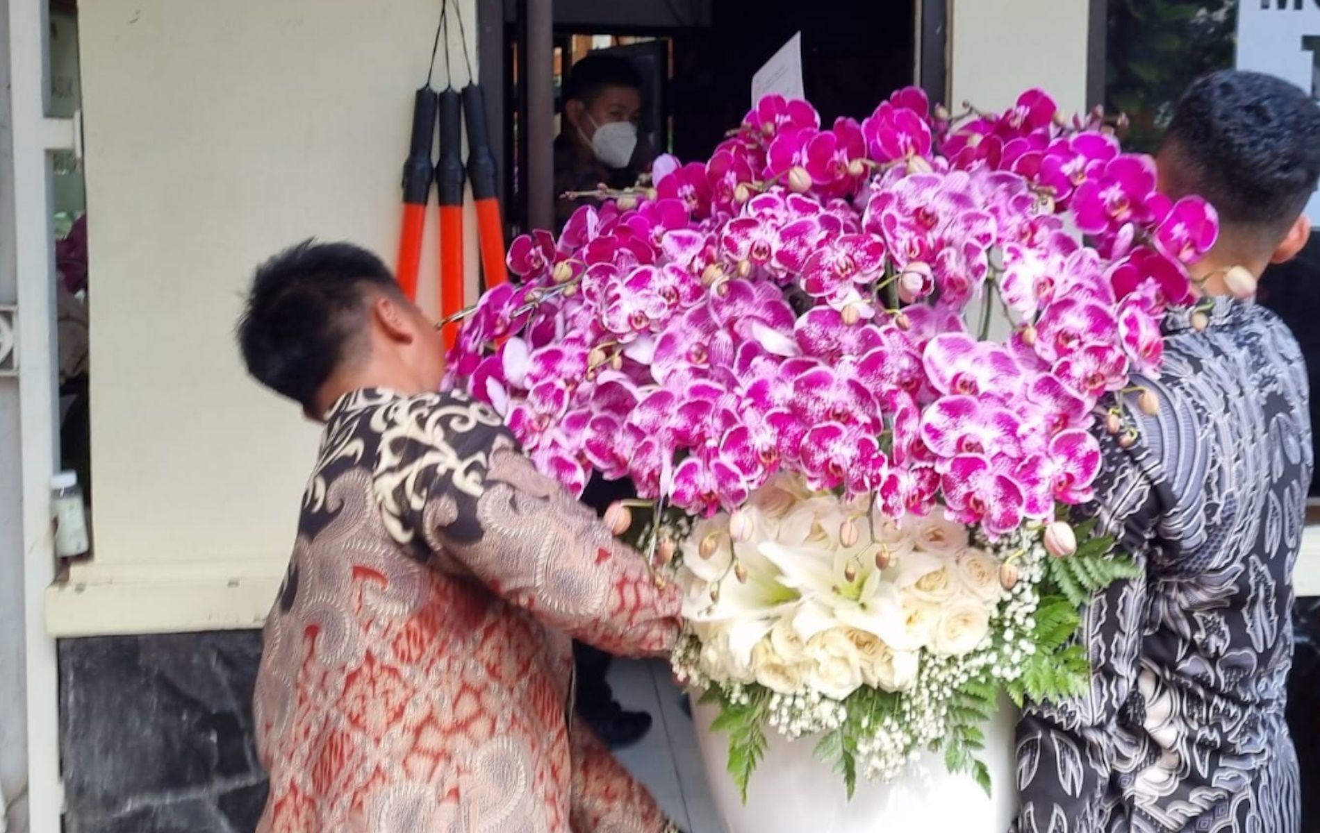 Presiden Jokowi mengirim karangan bunga ke kediaman Megawati Soekarnoputri di Jalan Teuku Umar, Menteng, Jakarta, Selasa (23/1/2024).