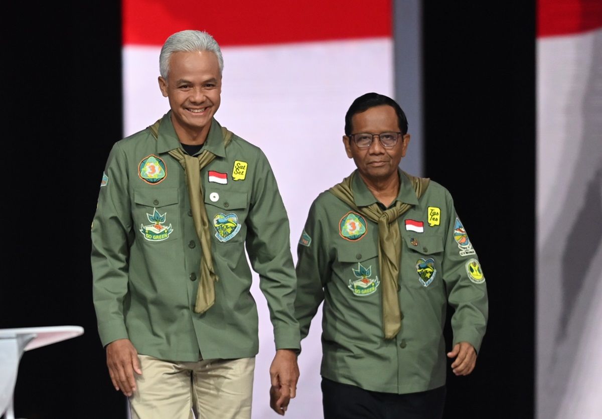 Capres-cawapres nomor urut 3 Ganjar Pranowo (kiri) dan Mahfud MD (kanan) tiba di lokasi Debat Keempat Pilpres 2024 di Jakarta Convention Center (JCC), Jakarta pada Minggu, 21 Januari 2024.