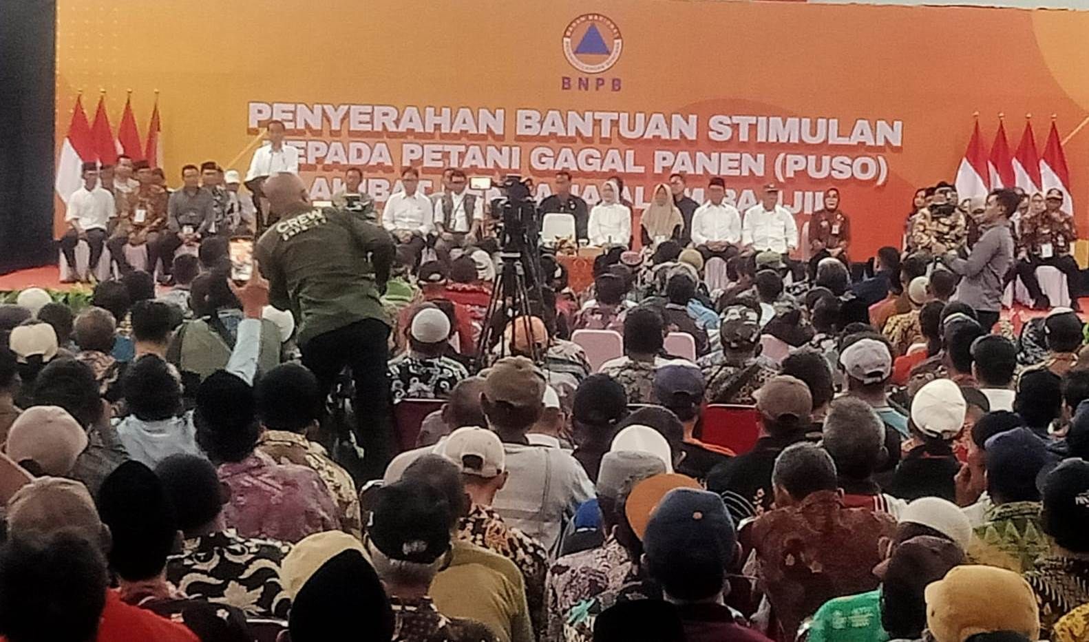Suasana di GOR Bung Karno saat Presiden Jokowi memberikan sambutannya di acara penyerahan bantuan stimulan pada petani gagal panen atau puso.